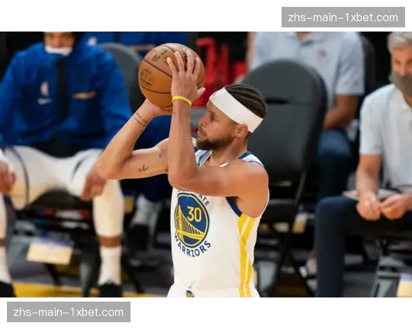 特写：斯蒂芬·库里命中生涯第4000记三分球，主场观众起立欢呼