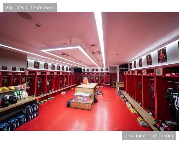 特写：终场哨响，确定降级的球队更衣室一片沉寂